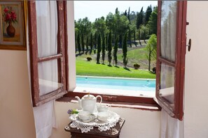 Interior - look out the windows and .... dream (peccioli -pisa-)