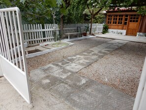 Property grounds - Lovely house close to the beach and water sports activities, near to the Airport (Artemis)