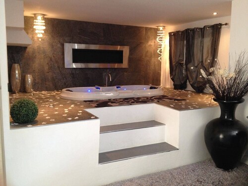 Suite 100m2, jardin 1000m2,piscine sauna et Jacuzzi privatifs,35kms de St Tropez