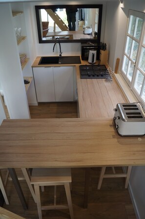 Refrigerador, horno, placa de cocina, cafetera/tetera