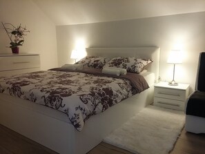 3 chambres, coffres-forts dans les chambres, fer et planche à repasser