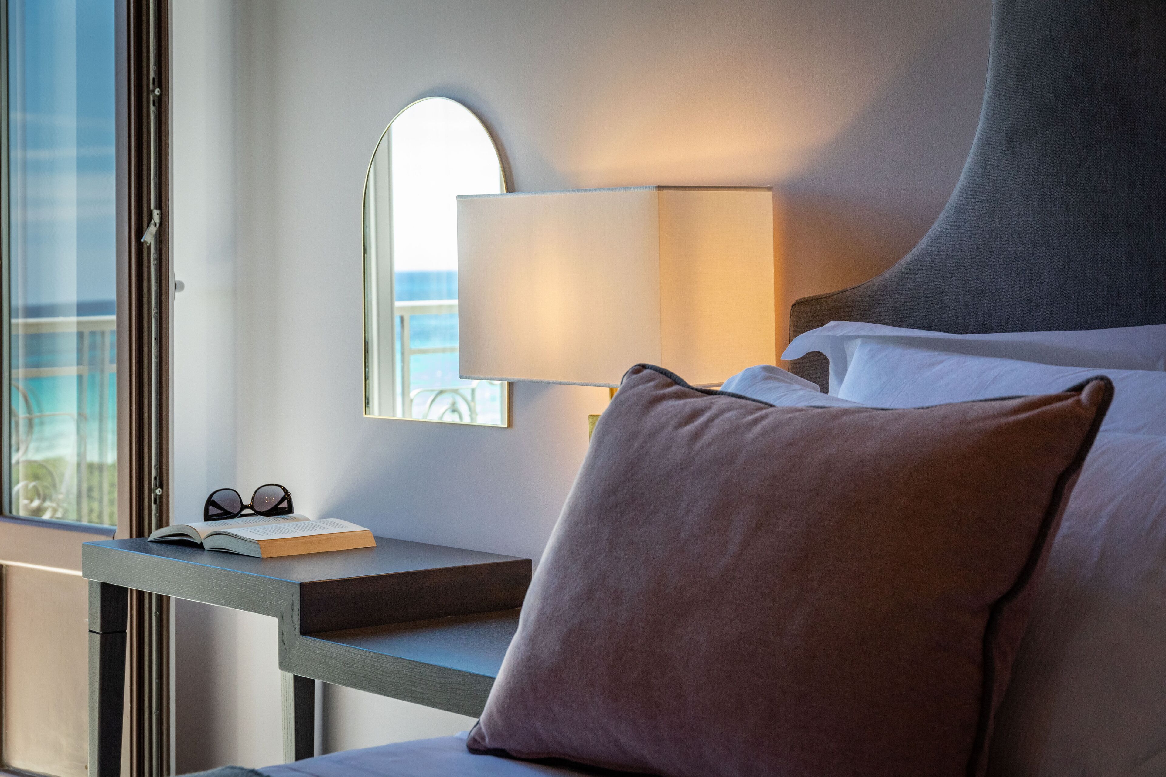 Deluxe Room, Balcony | Peralatan tempat tidur premium, bar mini, peti besi dalam bilik, meja 