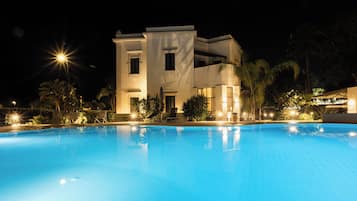 Piscine extérieure, chaises longues