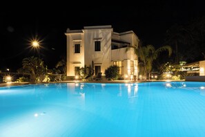 Outdoor pool, sun loungers - Villa Masetta - Luxury Suite (Palermo)