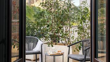 Kahden hengen huone, 1 keskisuuri parisÀnky | Ylelliset vuodevaatteet, minibaari, tallelokero huoneessa, työpöytÀ