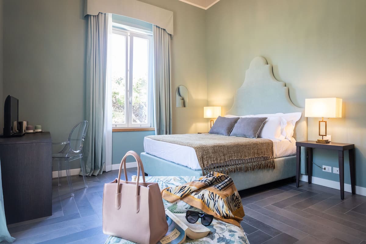 Habitación Deluxe | Ropa de cama de alta calidad y minibar
