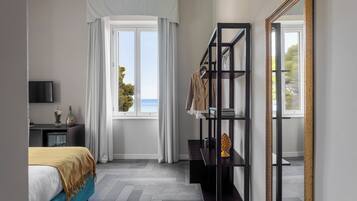 Deluxe-huone | Ylelliset vuodevaatteet, minibaari, tallelokero huoneessa, työpöytÀ