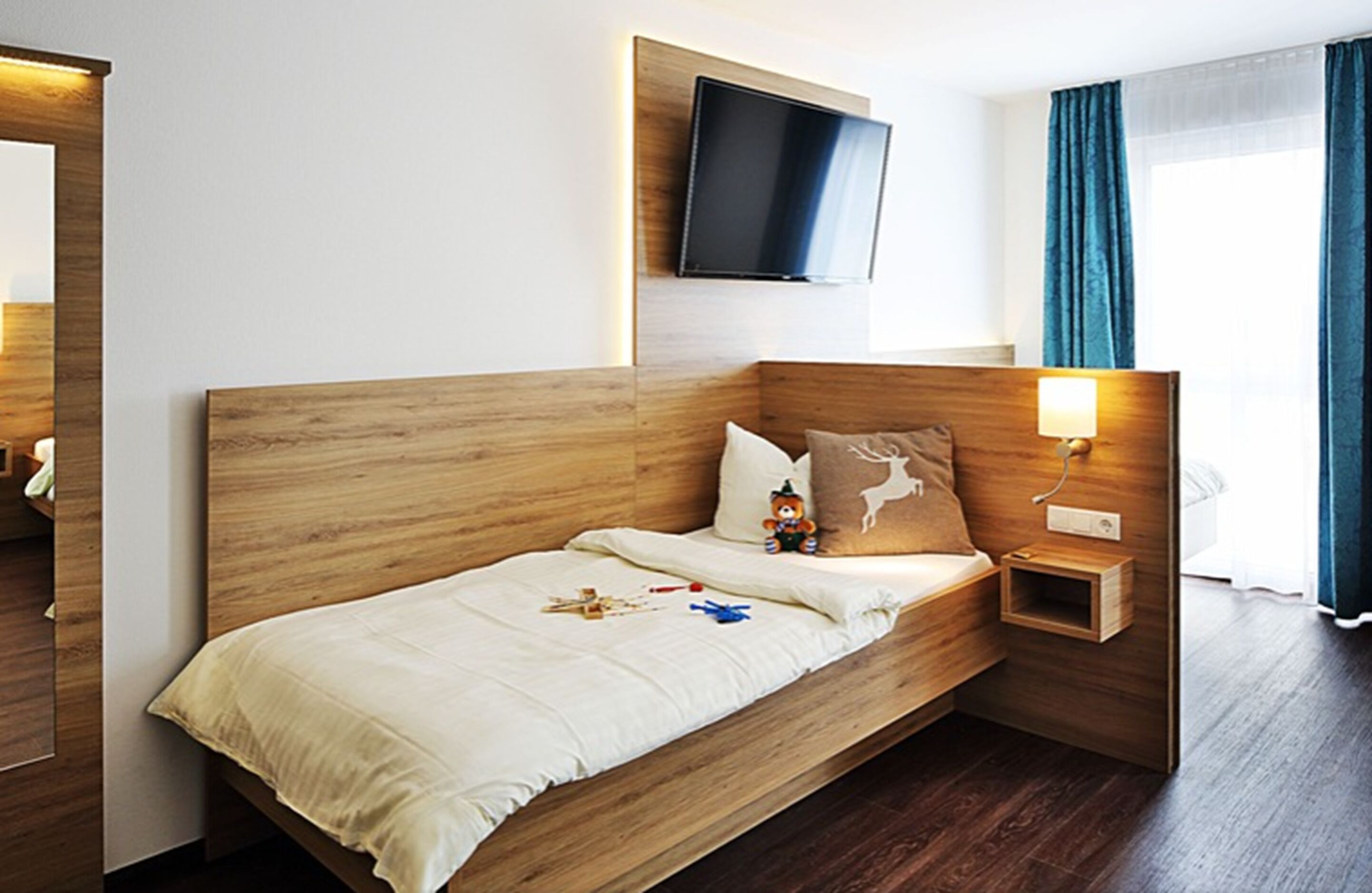 Familierom | Individuelt dekorert, individuelt innredet, skrivebord og lydisolert