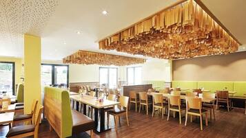 Se ofrece un desayuno bufé (5 EUR por persona)