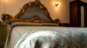 Chambre traditionnelle double | Articles de minibar gratuits, décor unique, bureau