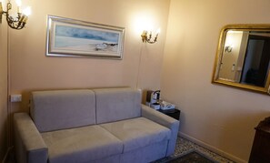 عناصر مجانية داخل الميني بار وبديكورات فريدة لكل غرفة ومكتب