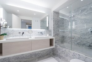 Bathtub, hair dryer, towels, shampoo - FLH Rato Spacious Apartment (Lisbon)