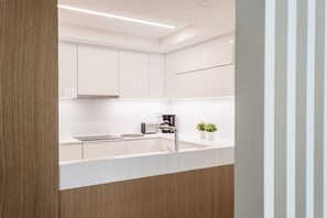 Een koelkast, een magnetron, een oven, een vaatwasser