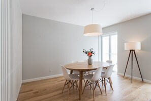 Dining - FLH Rato Spacious Apartment (Lisbon)