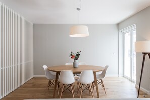 Dining - FLH Rato Spacious Apartment (Lisbon)