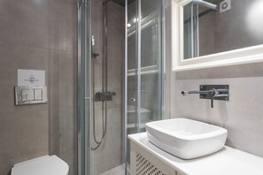 Dusche, Haartrockner, Handtücher