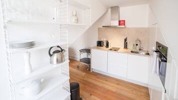 Fridge, oven, dishwasher, coffee/tea maker