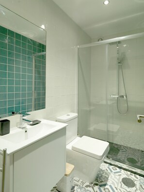 Dusche, Haartrockner, Handtücher
