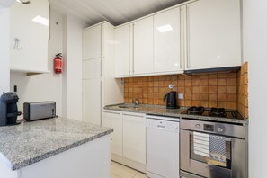 Fridge, microwave, oven, dishwasher - FLH Príncipe Real Bright Apartment (Lisboa ciudad)