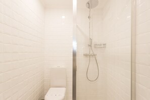 Dusche, Haartrockner, Handtücher, Shampoo