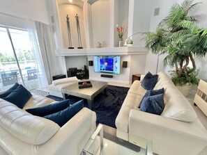 Smart-TV, DVD-Player, Bücher, Stereoanlage