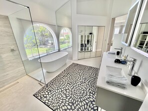 Bathtub, hair dryer, towels - TOP FLORIDA's Villa Royale (Cape Coral)