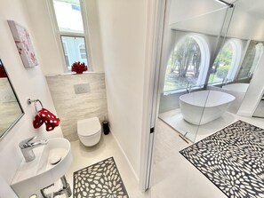 浴槽、ヘアドライヤー、タオル