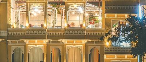 Fassade der Unterkunft – Abend/Nacht