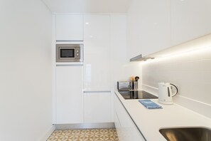 Jääkaappi, mikroaaltouuni, astianpesukone, kahvin-/teenkeitin