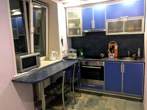 Apartment | Private kitchen | Fridge, microwave, stovetop, electric kettle - Uyutnoe Gnezdyshko (Vladivostok)