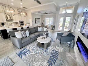 TV, fireplace, books, stereo - TOP FLORIDA's Villa Aruba (Cape Coral)