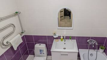 Comfort-Vierbettzimmer | Badezimmer | Dusche, Haartrockner, Hausschuhe, Handtücher