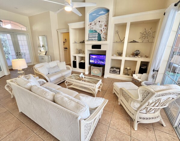 智能电视、DVD 播放器、书、立体声音响