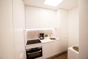 Kühlschrank, Ofen, Geschirrspüler, Wasserkocher mit Kaffee-/Teezubehör