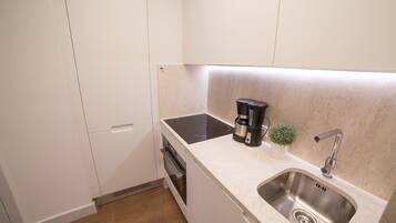 Refrigerador, horno, lavavajillas y cafetera y tetera