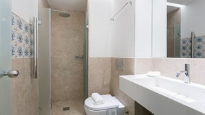 A modern bathroom with a shower, toilet, and sink. - FLH Chiado Modern Place (Lisbon)