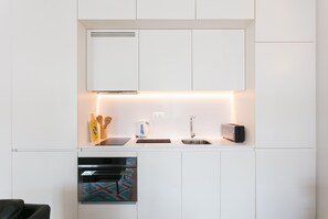 ثلاجة، ميكروويف، فرن، غسالة أطباق