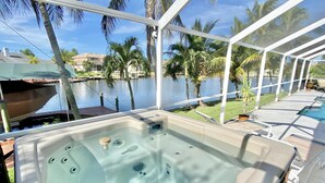 A hot tub with a view of a lake and palm trees. - TOP FLORIDA's Villa Parrot Key (Cape Coral)