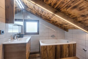 Combined shower/tub, hair dryer, towels - House Kaja (Ližnjan)