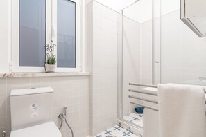 Dusche, Haartrockner, Handtücher, Shampoo