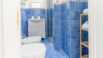 Habitación urbana | Baño | Regadera, regadera tipo lluvia, bidet, toallas