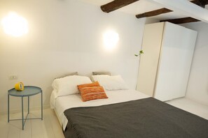A bedroom with a bed, bedside table, and wardrobe. - Il Palco sul Duomo (Naples)