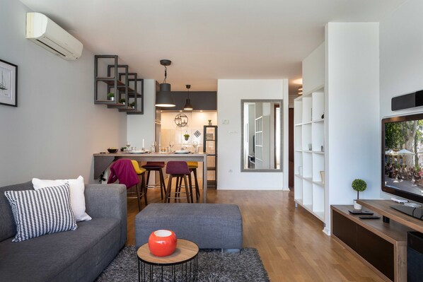 TV - Spacious Apartment in Radnička Business Zone (Zagreb)