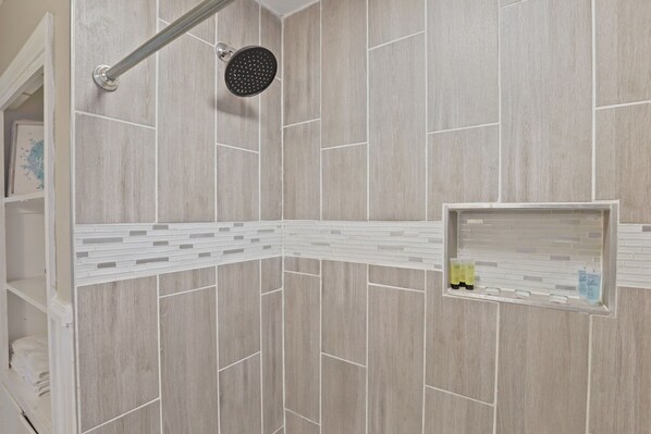 Badewanne, Haartrockner, Handtücher