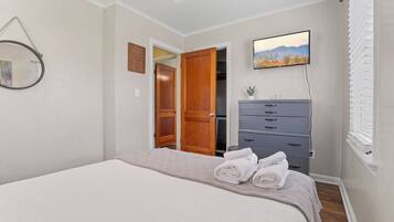 2 bedrooms, iron/ironing board, WiFi, bed sheets