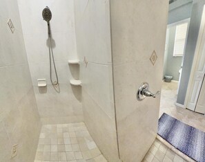 Hair dryer, towels - Casa Coral - dog friendly, fenced in yard, heated pool w/southern exposure (Cape Coral)