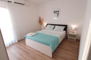 3 bedrooms, in-room safe, iron/ironing board, WiFi