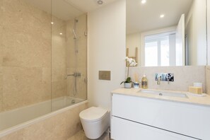 Baignoire, sèche-cheveux, serviettes fournies, shampoing