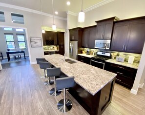 ثلاجة، ميكروويف، فرن، موقد طهي مسطح