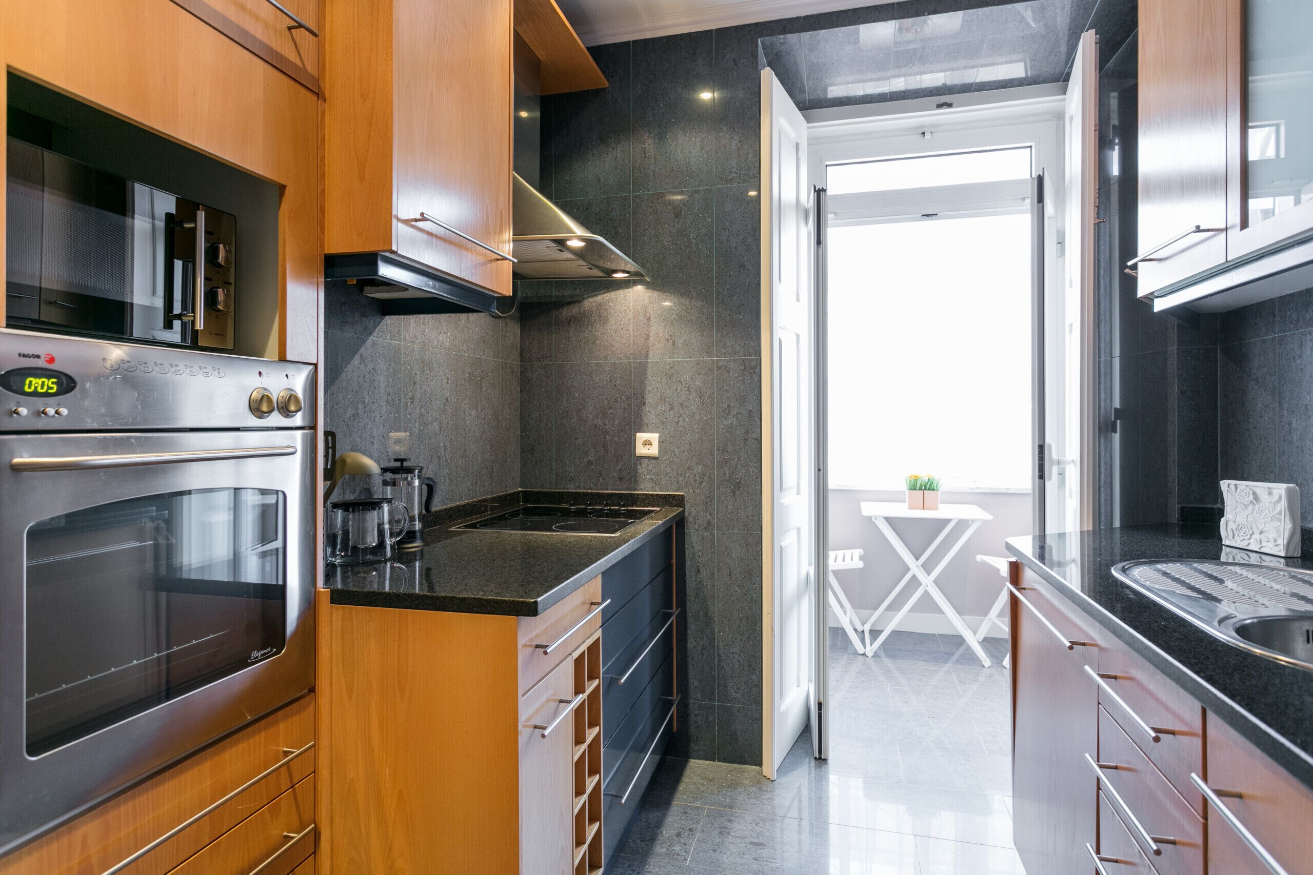 Frigorífico, microondas, horno y lavavajillas